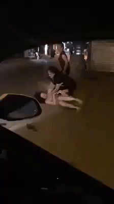 Con ốm, chồng bỏ theo nhân tình bị vợ bắt tại trận khiến cả khu phố náo loạn