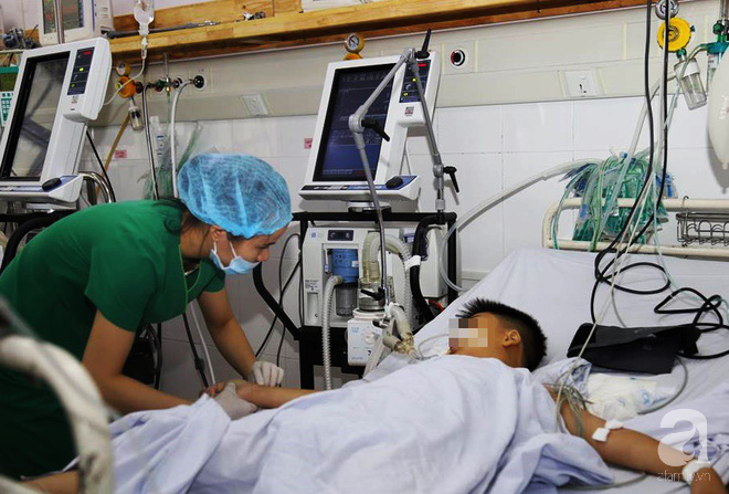 TPHCM: Mẹ mải tắm cho em, bé trai 9 tuổi nhảy xuống bể bơi rồi đập đầu vào thành bể nguy kịch