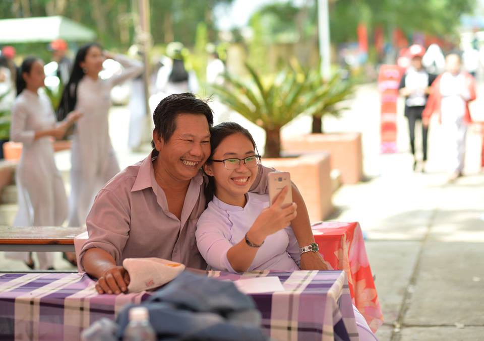 Ông bố đèo cả bình khí đi làm vẫn tranh thủ đến trường selfie cùng con gái trong lễ tổng kết cuối năm Ông bố đèo cả bình khí đi làm vẫn tranh thủ đến trường selfie cùng con gái trong lễ tổng kết cuối năm