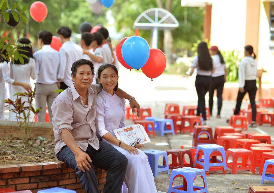 Ông bố đèo cả bình khí đi làm vẫn tranh thủ đến trường selfie cùng con gái trong lễ tổng kết cuối năm Ông bố đèo cả bình khí đi làm vẫn tranh thủ đến trường selfie cùng con gái trong lễ tổng kết cuối năm