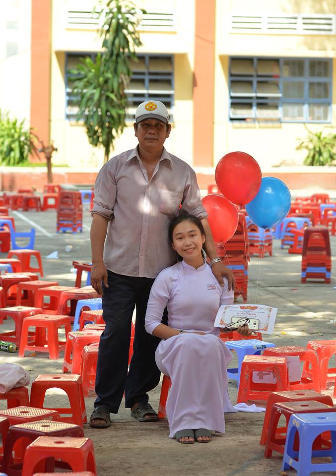Ông bố đèo cả bình khí đi làm vẫn tranh thủ đến trường selfie cùng con gái trong lễ tổng kết cuối năm Ông bố đèo cả bình khí đi làm vẫn tranh thủ đến trường selfie cùng con gái trong lễ tổng kết cuối năm