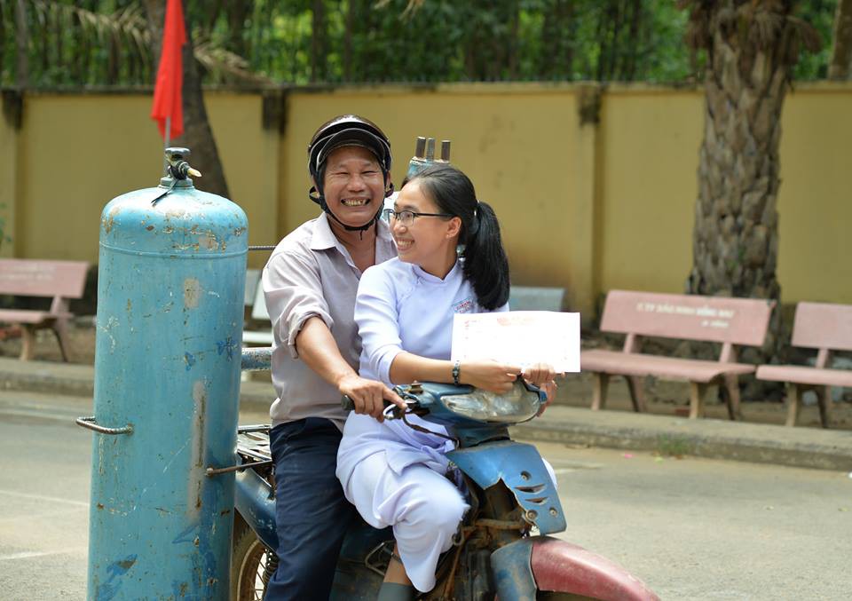 Ông bố đèo cả bình khí đi làm vẫn tranh thủ đến trường selfie cùng con gái trong lễ tổng kết cuối năm Ông bố đèo cả bình khí đi làm vẫn tranh thủ đến trường selfie cùng con gái trong lễ tổng kết cuối năm