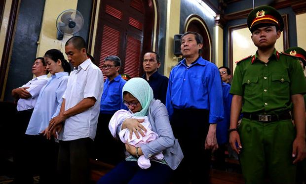 Trợ thủ của đại gia Sáu Phấn bị tăng án phạt do đem con nhỏ đến tòa