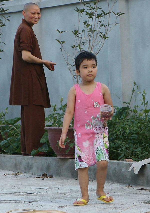 Xuất hiện bé gái đi lạc rất giống cháu bé mất tích 2 năm trước ở Long Biên