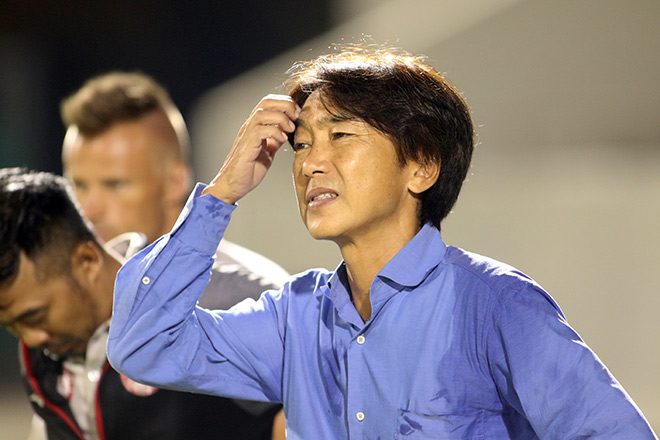 Ronaldo Việt Nam cắn răng chịu trận, HLV Miura kêu trời