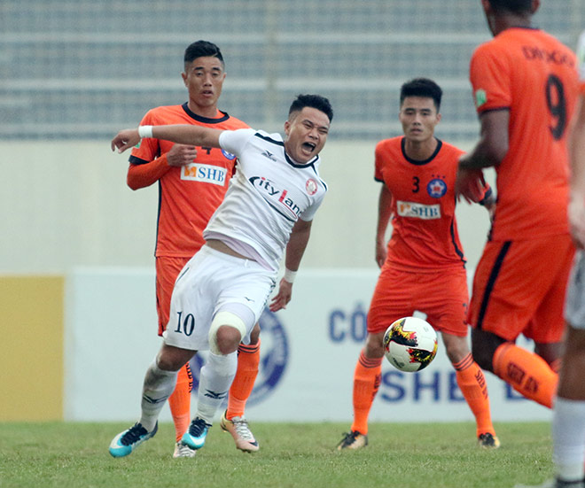 Ronaldo Việt Nam cắn răng chịu trận, HLV Miura kêu trời