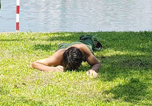 Nam thanh niên nghi ngáo đá nằm... gặm cỏ ở bờ hồ Thiền Quang