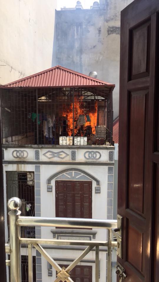 Tầng thượng một căn nhà ống tại Hà Nội bốc cháy dữ dội, thiêu trụi quần áo đang phơi