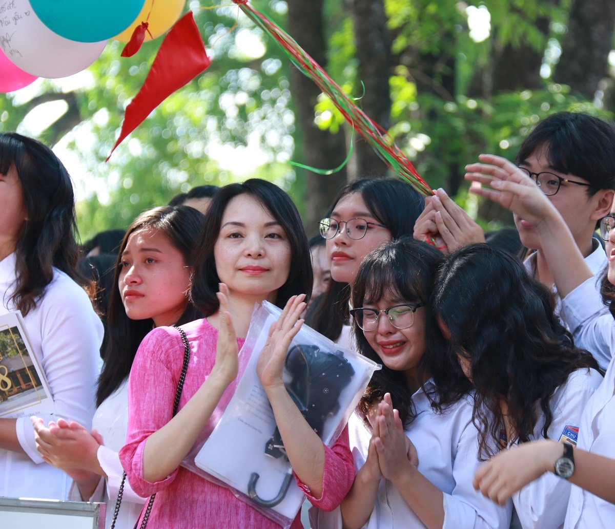 Nữ sinh rạng ngời trong ngày chia tay tuổi học trò Nữ sinh rạng ngời trong ngày chia tay tuổi học trò