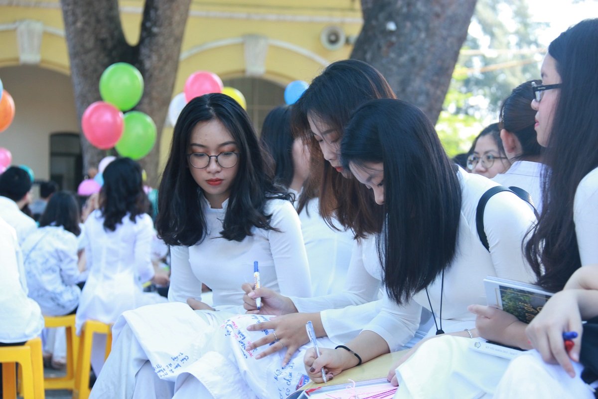 Nữ sinh rạng ngời trong ngày chia tay tuổi học trò Nữ sinh rạng ngời trong ngày chia tay tuổi học trò