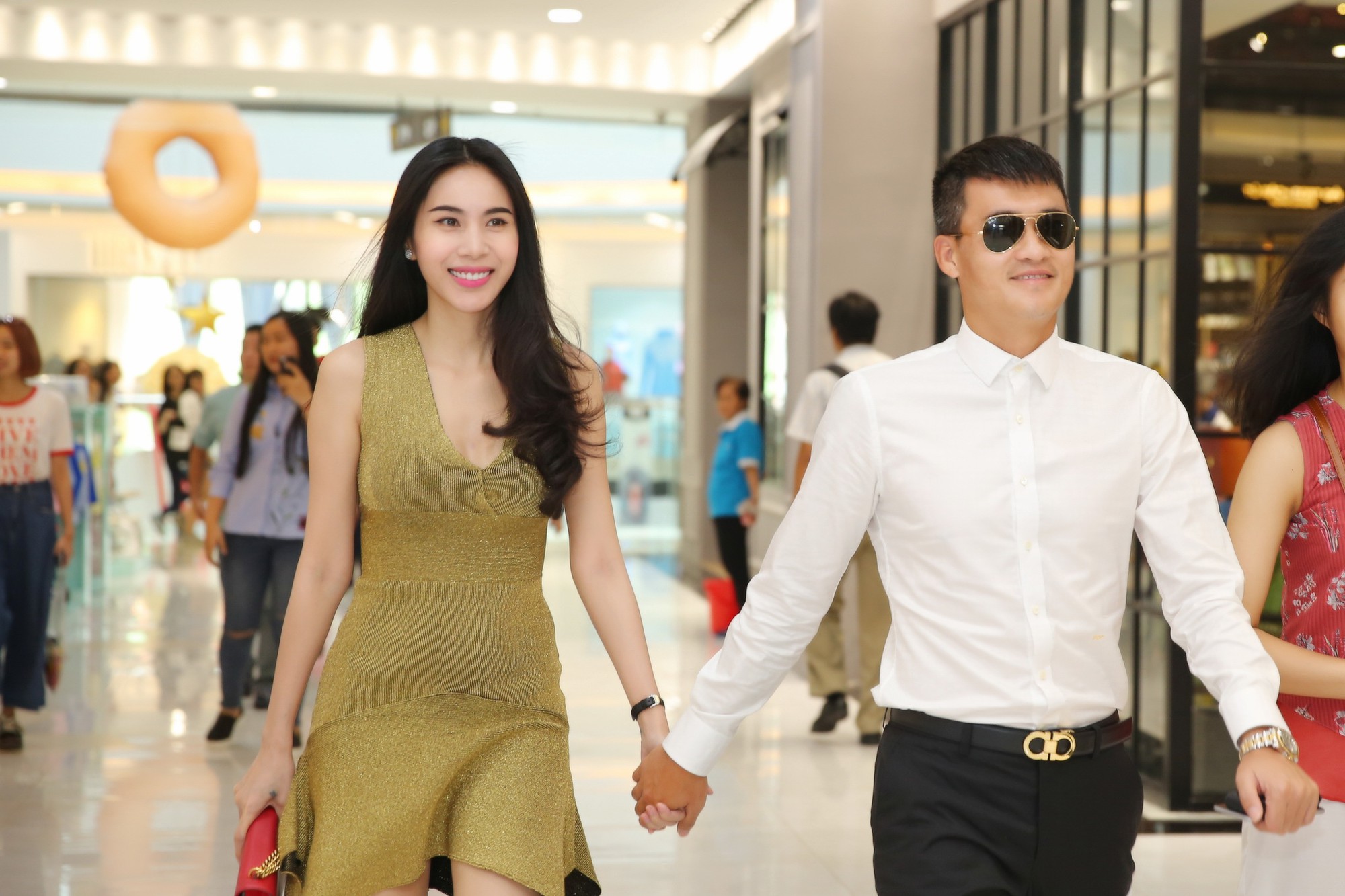 Hậu tin đồn mang thai lần 2, Thủy Tiên diện váy ôm sát khoe vòng eo phẳng lì