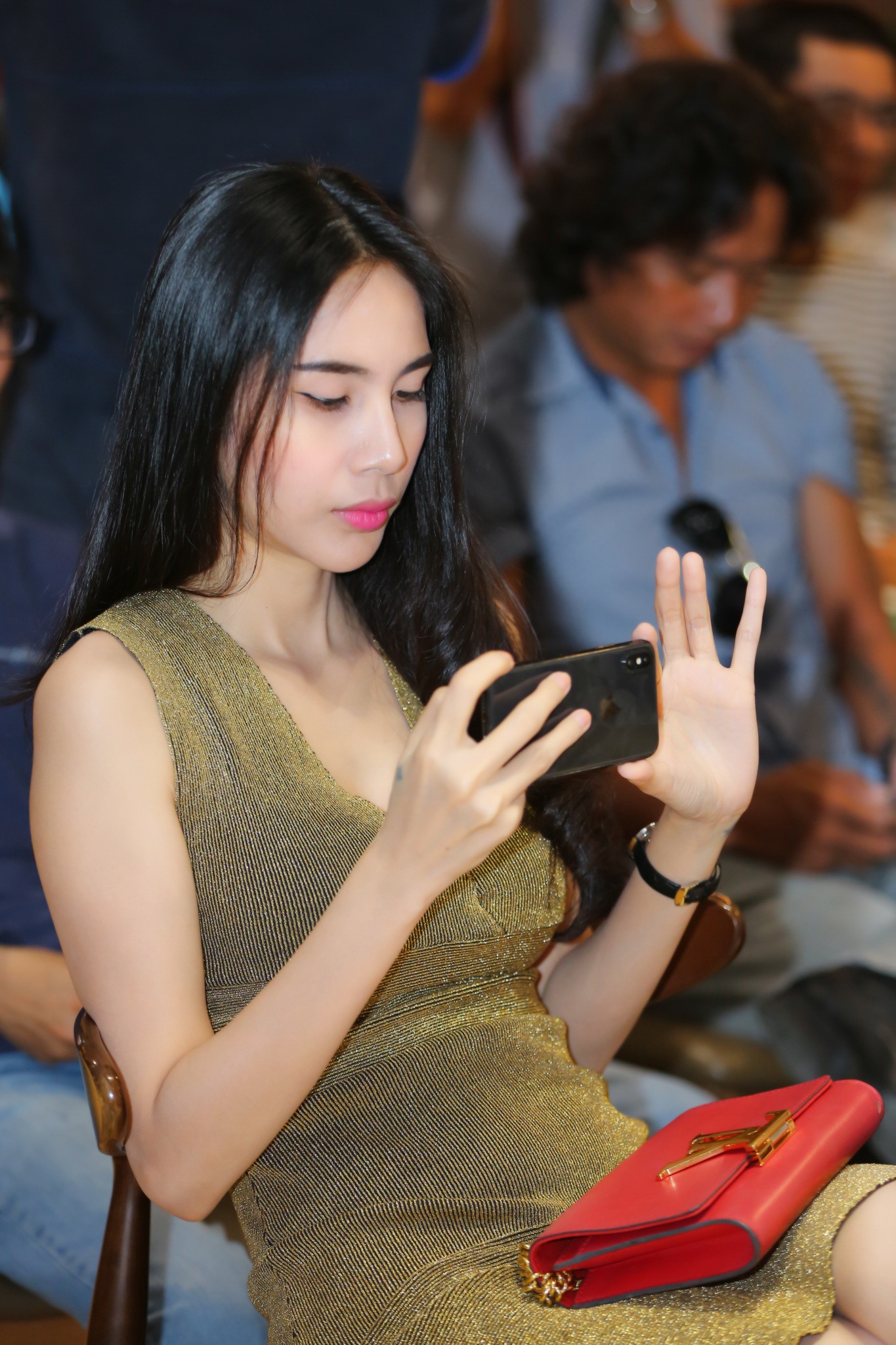 Hậu tin đồn mang thai lần 2, Thủy Tiên diện váy ôm sát khoe vòng eo phẳng lì