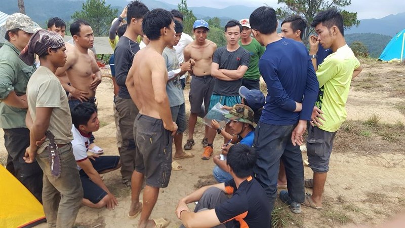 Thi thể phượt thủ đã được đưa lên đỉnh thác Lao Phào Thi thể phượt thủ đã được đưa lên đỉnh thác Lao Phào