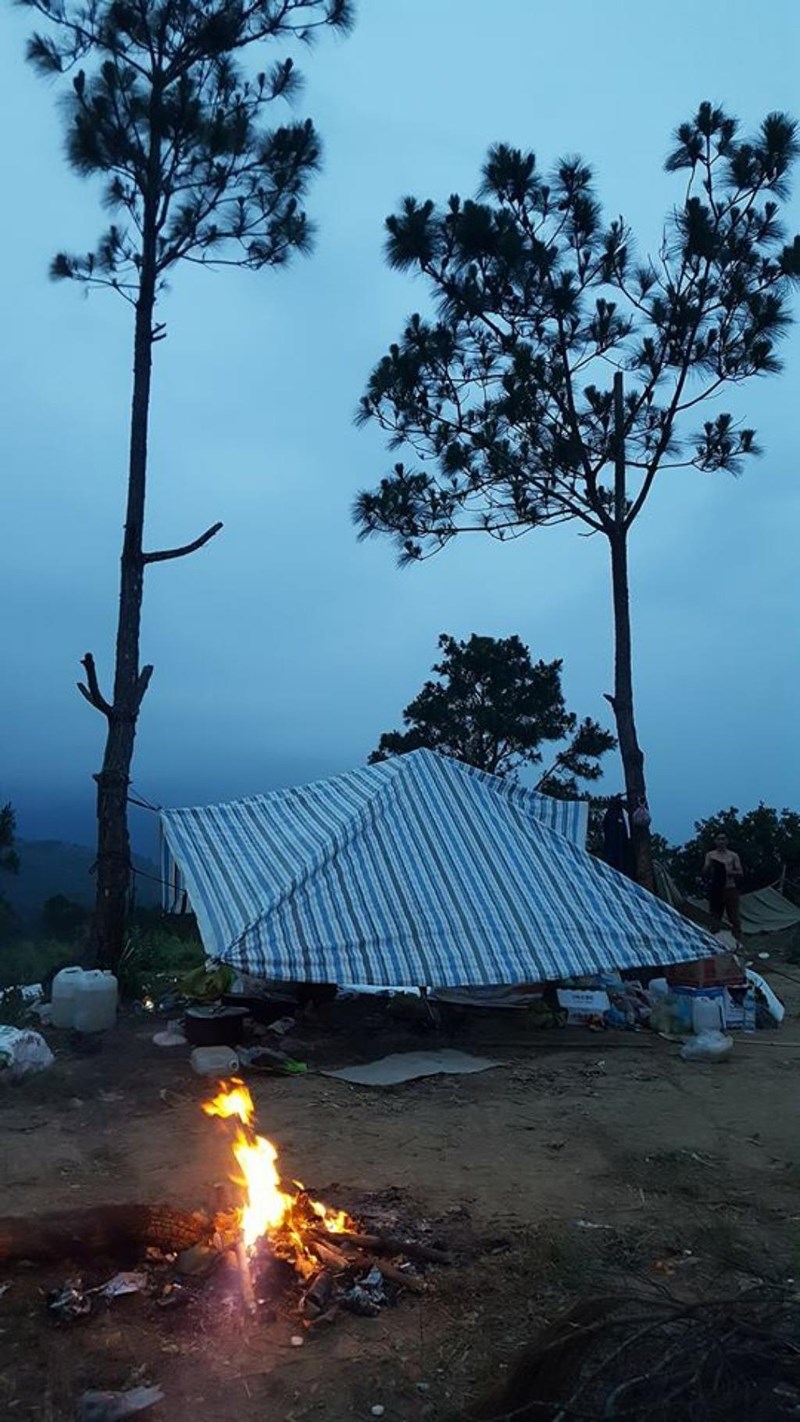 Thi thể phượt thủ đã được đưa lên đỉnh thác Lao Phào