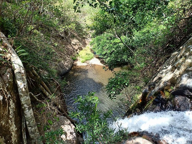 Thi thể phượt thủ đã được đưa lên đỉnh thác Lao Phào