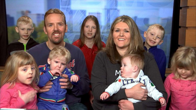 Cố gắng nhiều năm, tốn cả tỷ đồng để thụ tinh trong ống nghiệm mà vẫn thất bại, cặp vợ chồng không ngờ lại có cả đàn con nhờ một lần trúng thưởng