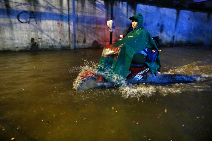 Đường ngập gần hết bánh xe, Sở GTVT nói chỉ là tụ nước