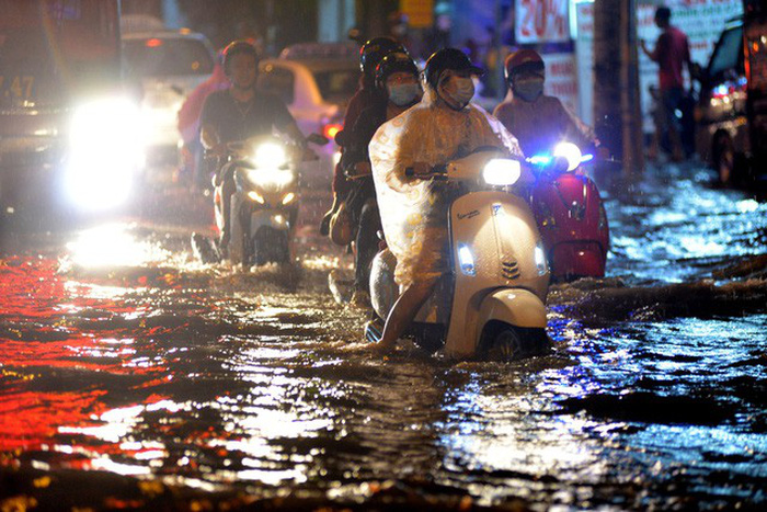 Đường ngập gần hết bánh xe, Sở GTVT nói chỉ là tụ nước