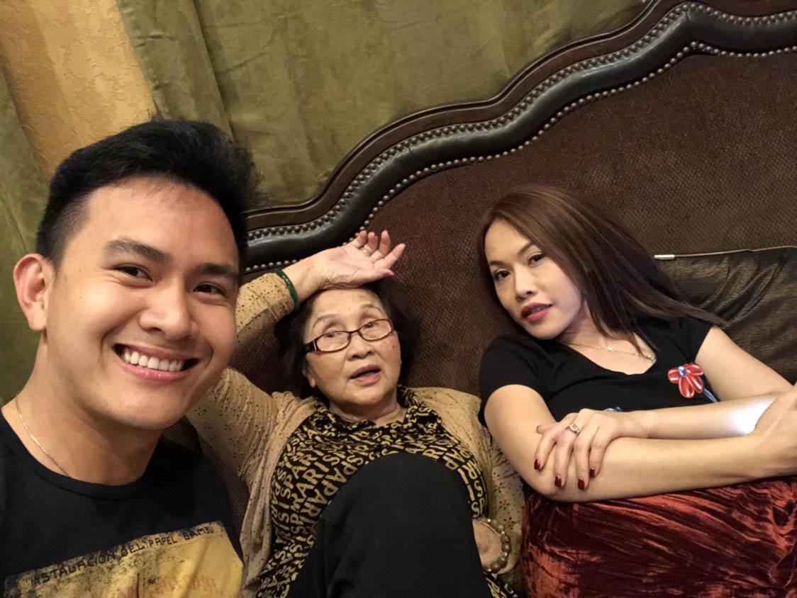 Hoài Linh dành thời gian sang Mỹ thăm bố mẹ và con trai