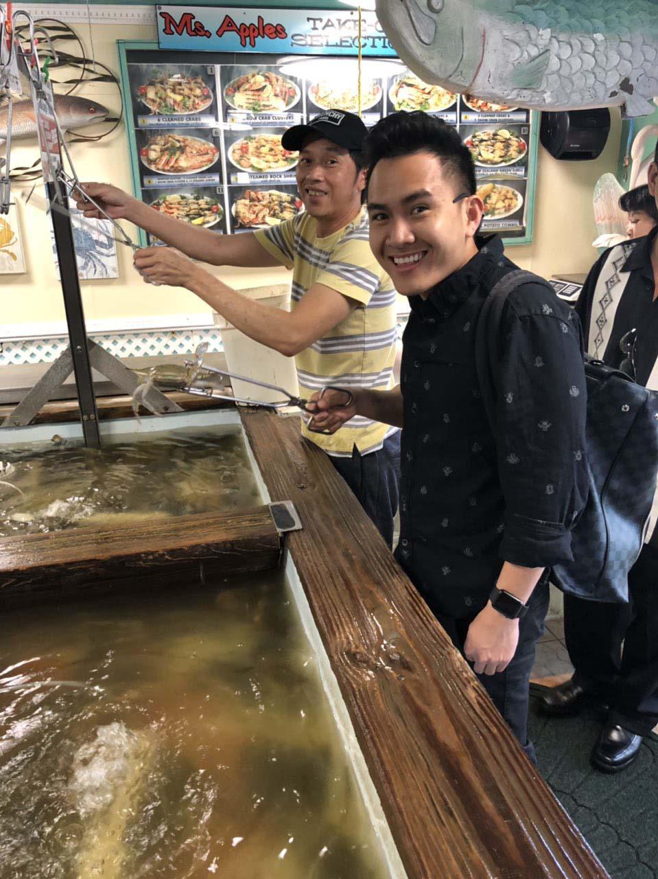 Hoài Linh dành thời gian sang Mỹ thăm bố mẹ và con trai