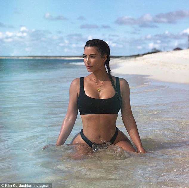 Kim Kardashian gây sốc với ảnh cận cảnh body khỏa thân hoàn toàn