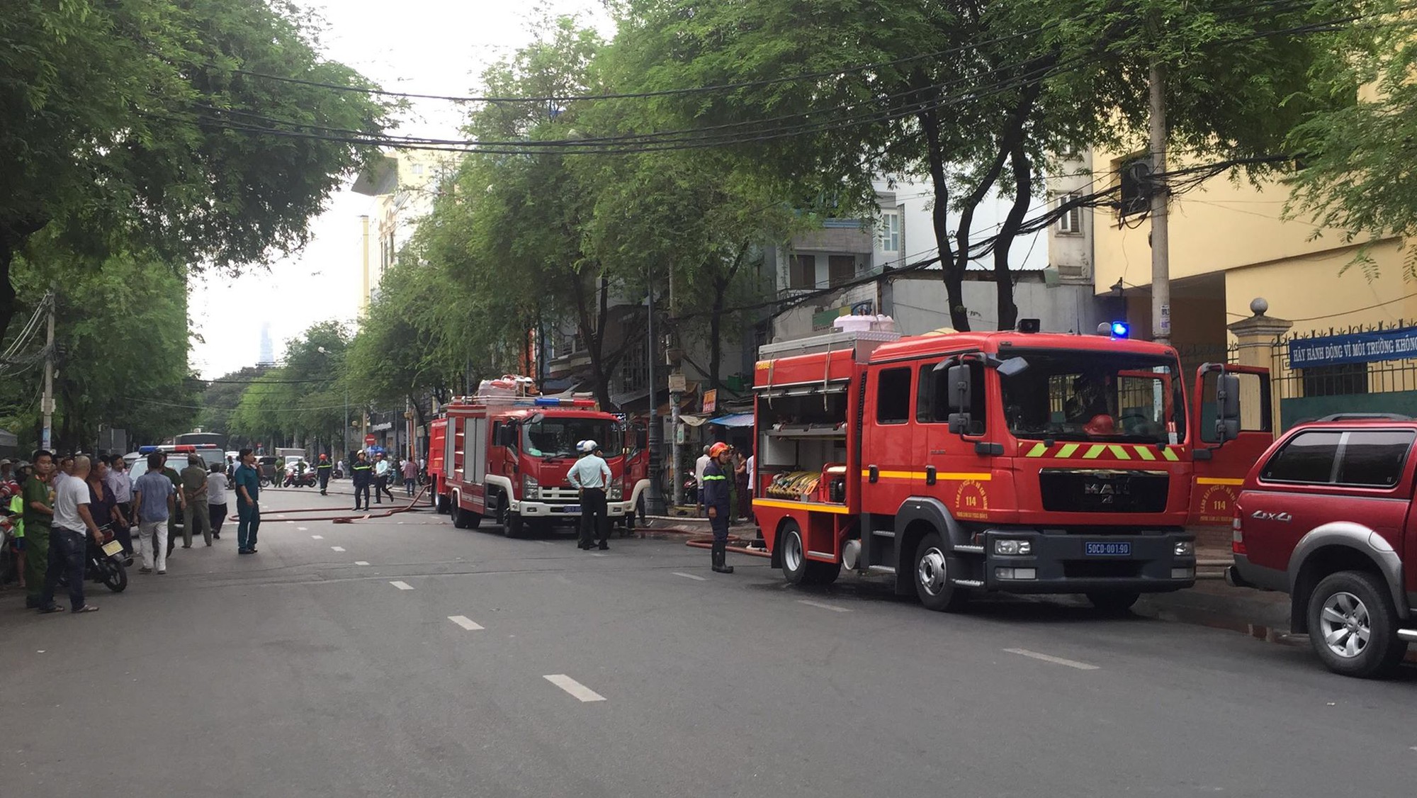 TP.HCM: Cháy lớn ở Liên đoàn bản đồ địa chất Việt Nam, nhiều người tháo chạy tán loạn