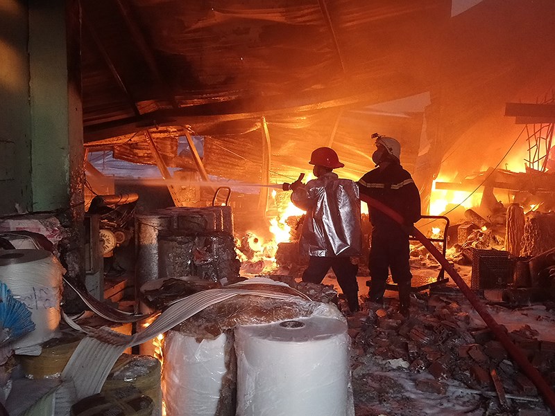 Quận 12: Cháy dữ dội 2 công ty trong KCN Quang Trung