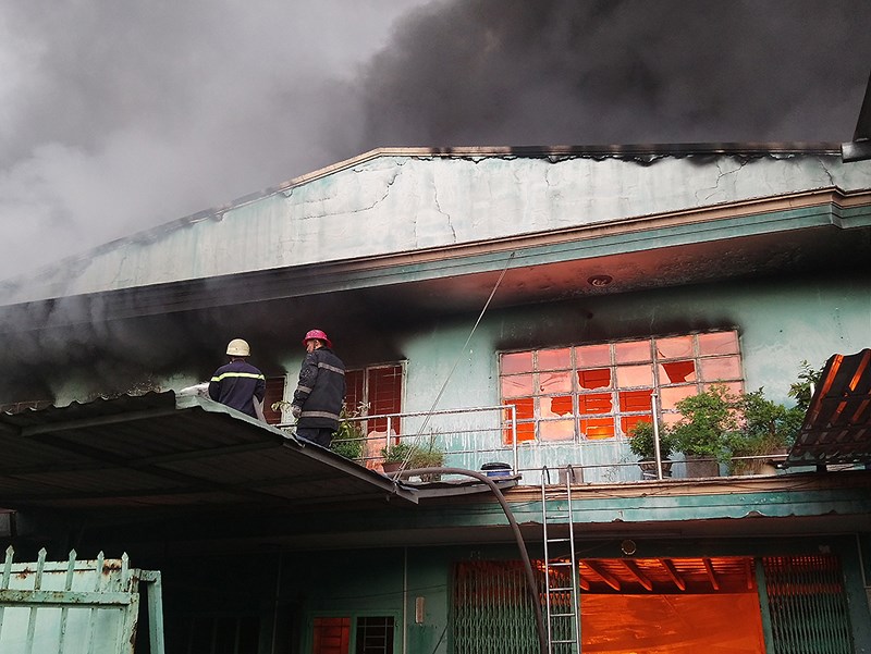 Quận 12: Cháy dữ dội 2 công ty trong KCN Quang Trung