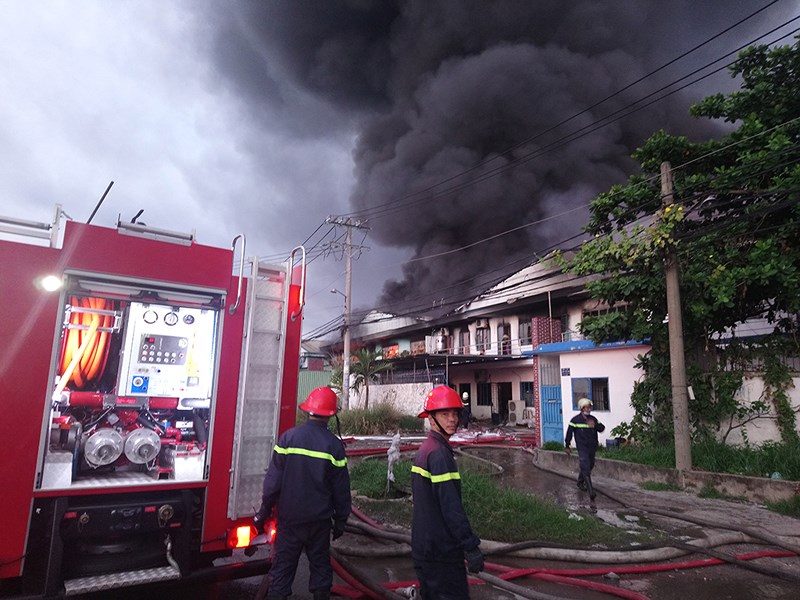 Quận 12: Cháy dữ dội 2 công ty trong KCN Quang Trung