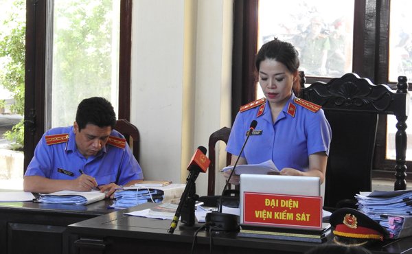 Xét xử BS Lương: Luật sư đề nghị trả hồ sơ, điều tra lại