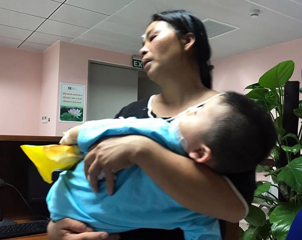 Bác sĩ kể lại 3 giờ cứu sống em bé 2 tuổi bị chó cắn nát mặt tại Hà Nội