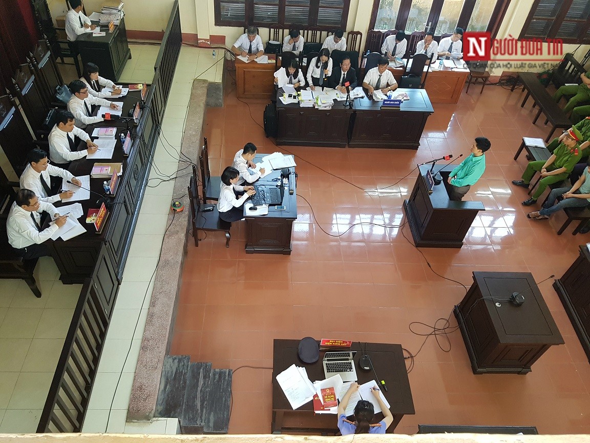 Phiên xử BS Hoàng Công Lương: Tòa chấp nhận chứng cứ mới, bất ngờ quay về phần xét hỏi