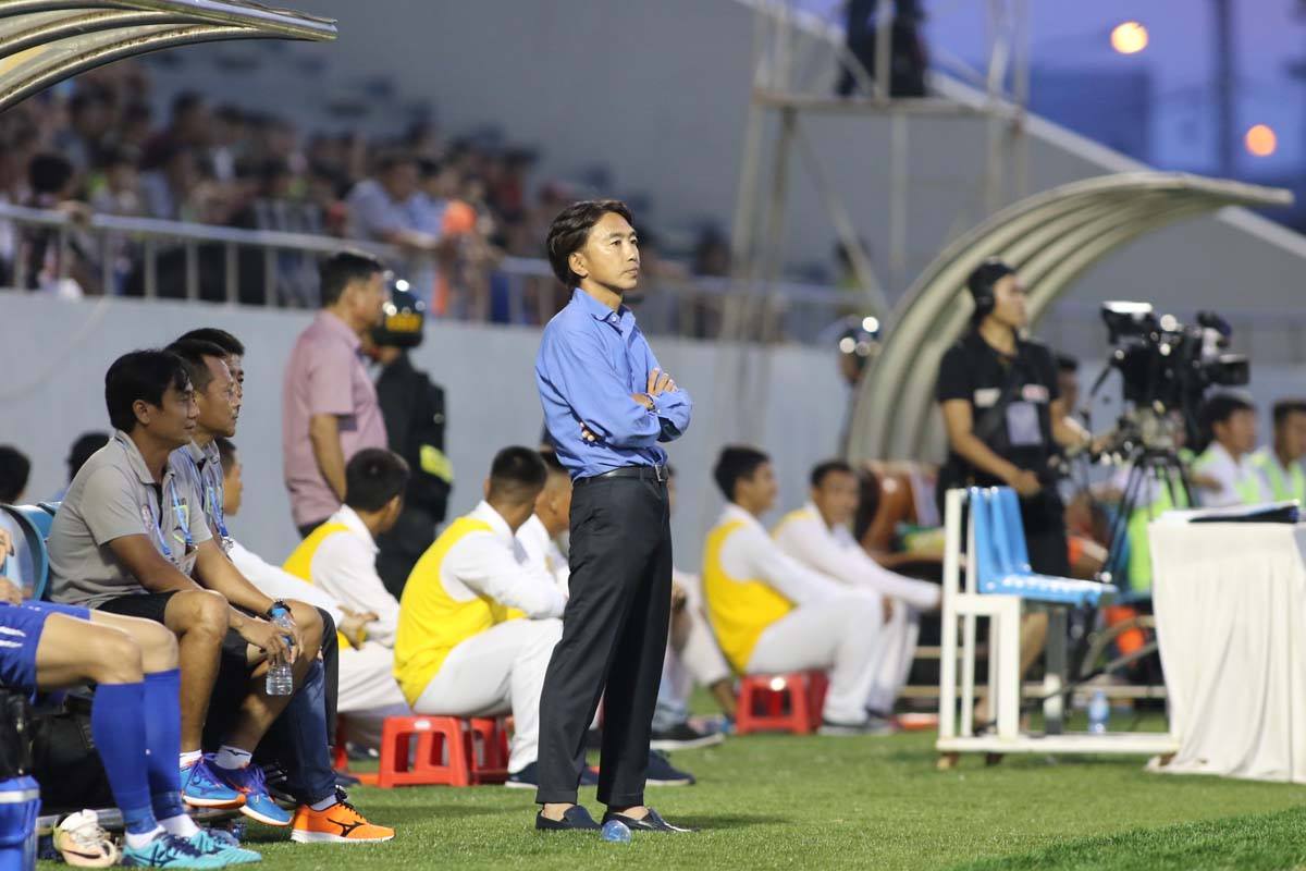 Rúng động V-League: Đốt 150 tỷ, CLB TPHCM ngấp nghé... giải thể