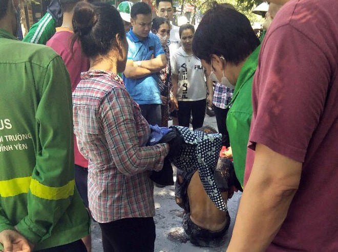 Cụ ông tưới xăng lên người rồi châm lửa tự thiêu giữa phố Hà Nội