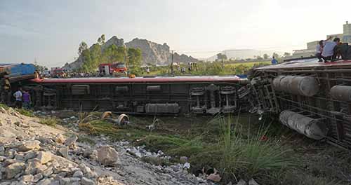 Hai nhân viên gác chắn bị đình chỉ công tác sau vụ lật tàu SE19