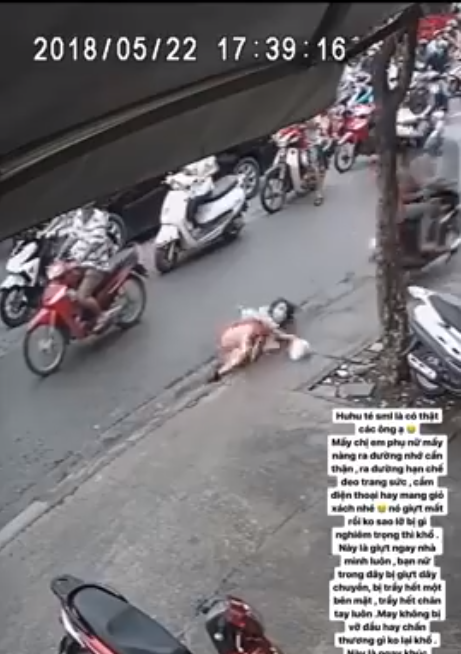 Hai tên cướp đi xe máy táo tợn giật dây chuyền, khiến cô gái ngã sấp mặt trên vỉa hè Sài Gòn