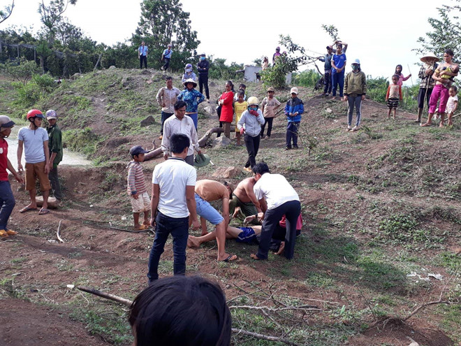 Rủ nhau đi bắt cá trong giờ ra chơi, hai học sinh lớp 7 tử vong