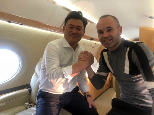 Iniesta thông báo sang Nhật chơi bóng