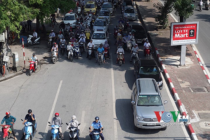 Dân Hà Nội lả người vì nắng nóng