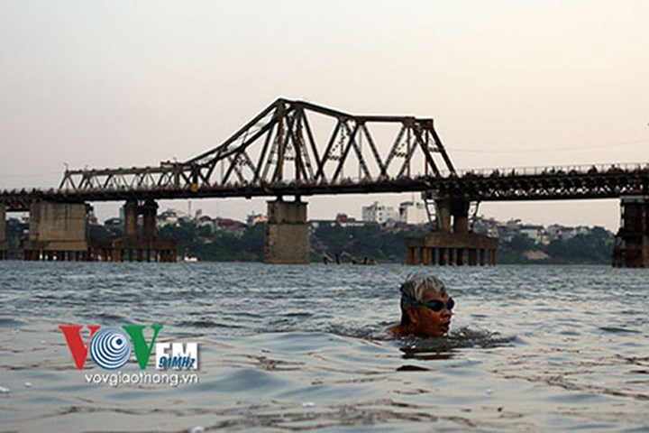 Dân Hà Nội lả người vì nắng nóng