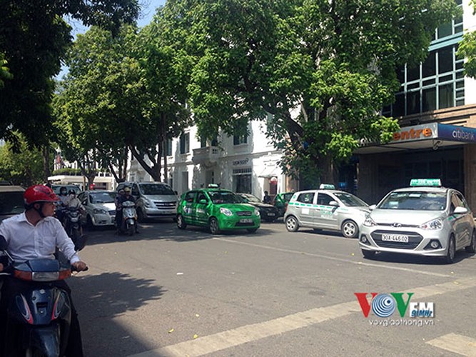 Dân Hà Nội lả người vì nắng nóng