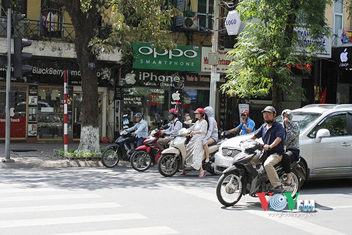 Dân Hà Nội lả người vì nắng nóng