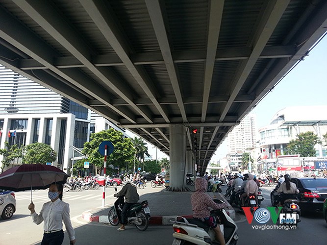 Dân Hà Nội lả người vì nắng nóng