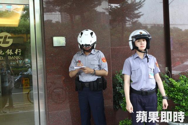 Hy hữu: Thấy nữ cảnh sát xinh đẹp, tên tội phạm lập tức nhận tội và xin số làm quen