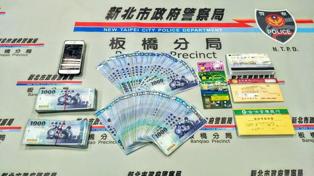 Hy hữu: Thấy nữ cảnh sát xinh đẹp, tên tội phạm lập tức nhận tội và xin số làm quen