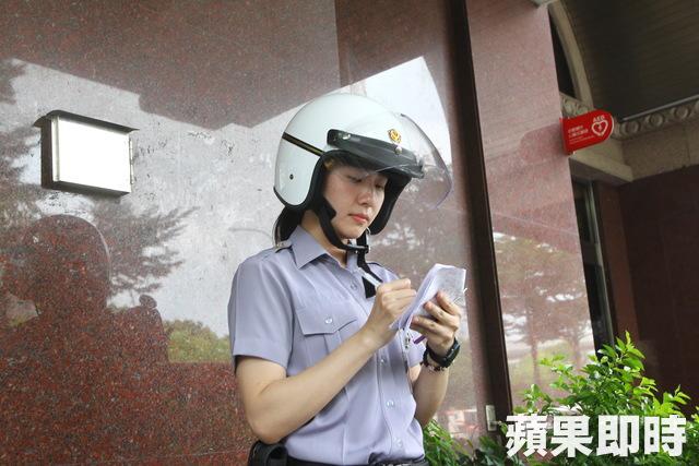Hy hữu: Thấy nữ cảnh sát xinh đẹp, tên tội phạm lập tức nhận tội và xin số làm quen Hy hữu: Thấy nữ cảnh sát xinh đẹp, tên tội phạm lập tức nhận tội và xin số làm quen