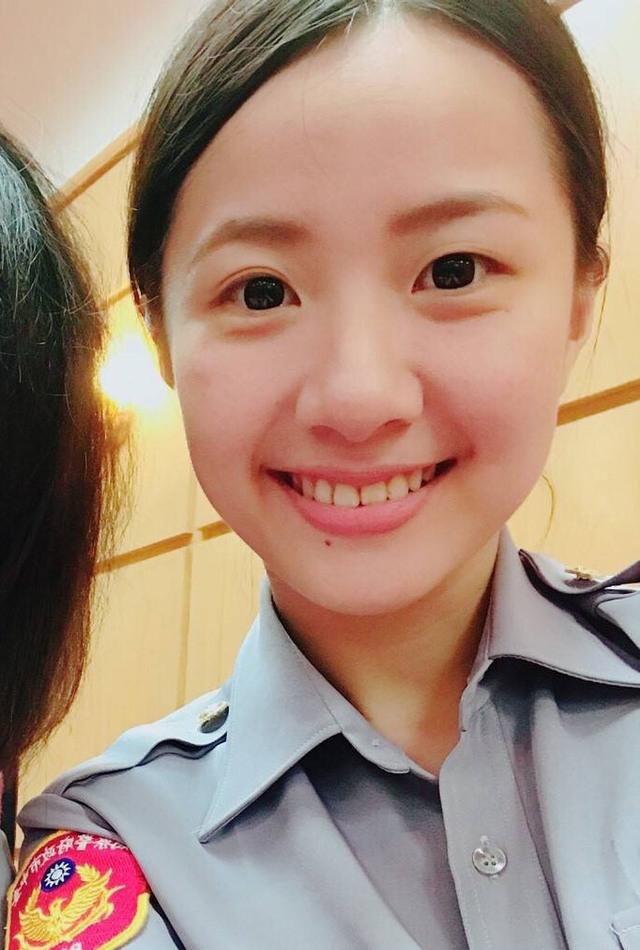 Hy hữu: Thấy nữ cảnh sát xinh đẹp, tên tội phạm lập tức nhận tội và xin số làm quen