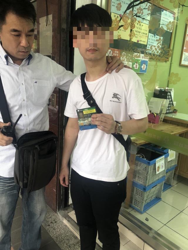 Hy hữu: Thấy nữ cảnh sát xinh đẹp, tên tội phạm lập tức nhận tội và xin số làm quen