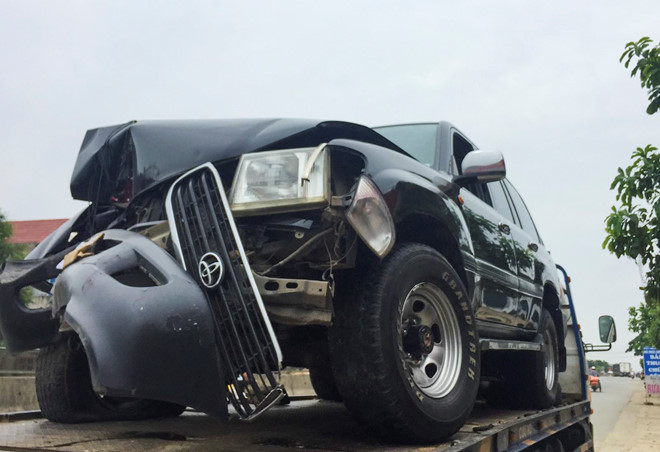 Ôtô biển xanh tông người đàn ông văng hơn 10 m