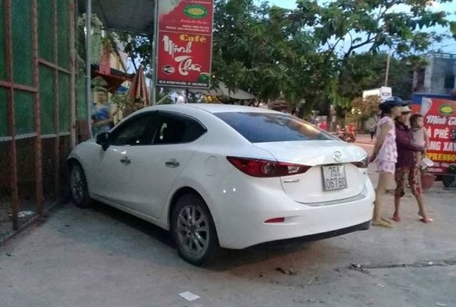 Tài xế ô tô nghi ‘ngáo đá’, kéo lê xe máy hàng chục mét